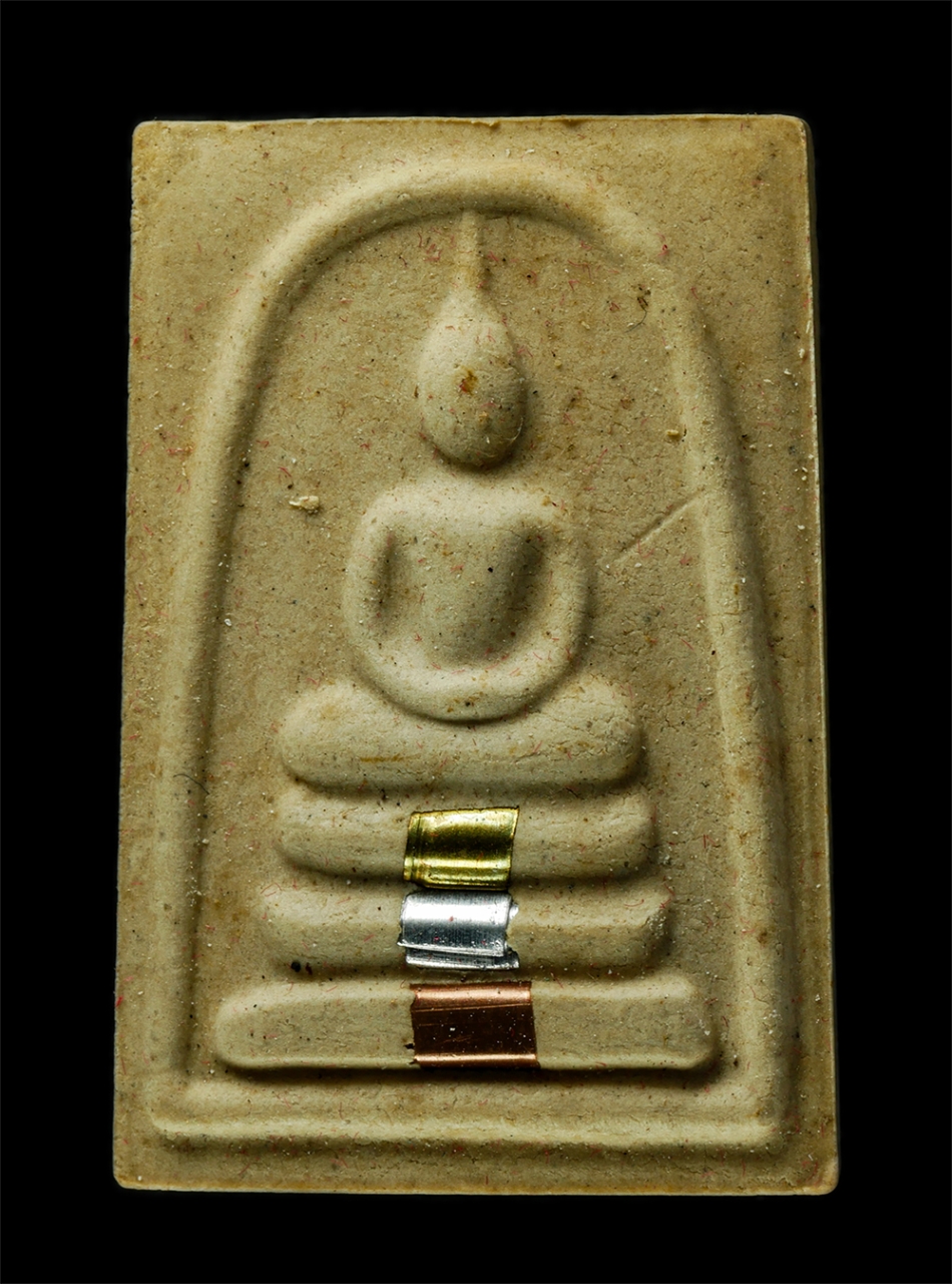 7Jan2026 (142)p.jpg - พระสมเด็จ รุ่นมั่งมี ศีสุข หลวงปู่สีห์ วัดโต่งโต้น สีหะเตโช ต.หมูสี อ.ปากช่อง จ.นครราชสีมา ปี2559 เนื้อผงพุทธคุณ ผงว่าน ตะกรุดสามกษัตริย์ ฝังจีวร พระเ [..] | https://kamulet.in.th